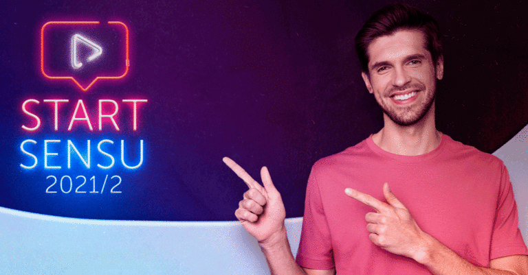 homem branco apostando com os dois indicadores para a logo do Start Sensu. Ele está de camisa rosa.