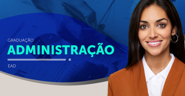 Ao lado direito da imagem, mulher sorrindo. Ela aparece do peito para cima, veste camisa branca e blazer alaranjado. Ela tem cabelos lisos e castanhos. Do outro lado, há os dizeres "Graduação Administração EAD". sobre um fundo azul.