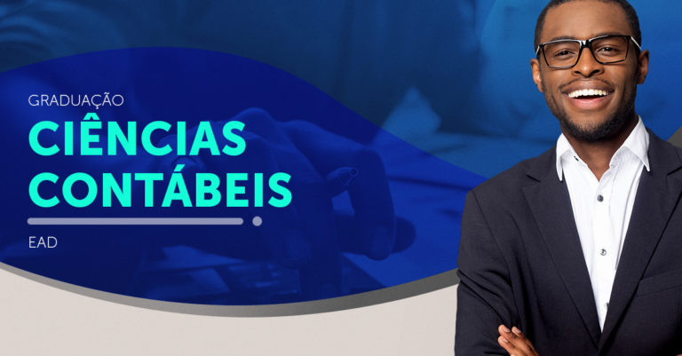 Do lado direito da imagem, homem negro aparece do peito para cima. Ele sorri, com os braços cruzados, vestindo camisa branca, paletó preto e usando óculos de grau.