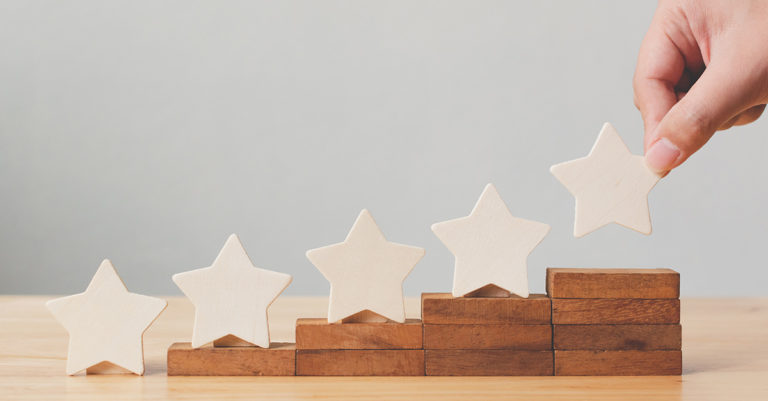 um pódio com 5 estrelas para simbolizar a nota do nosso curso de RH.